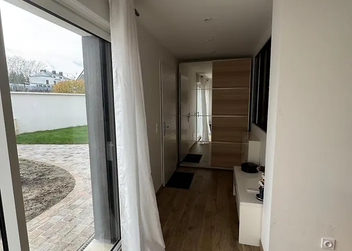 Quiet Near Train Station Apartment