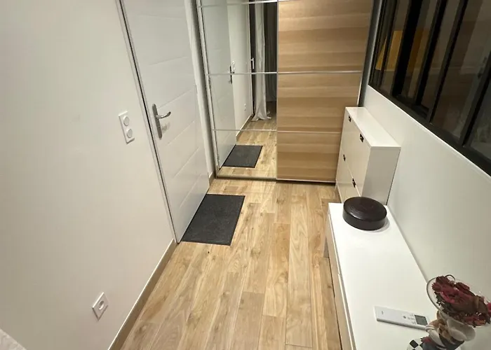 Quiet Near Train Station Apartment